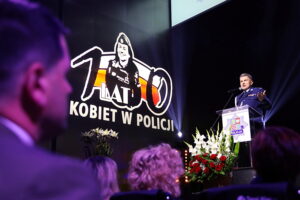08.10.2025 Kielce. Konferencja "W mundurze przez wiek - Sto lat obecności kobiet w Policji" / Fot. Wiktor Taszłow - Radio Kielce
