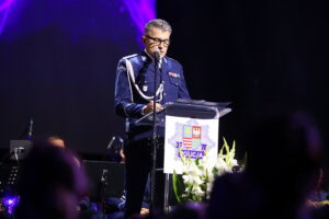 08.10.2025 Kielce. Konferencja "W mundurze przez wiek - Sto lat obecności kobiet w Policji" / Fot. Wiktor Taszłow - Radio Kielce