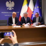 10.10.2025. Kielce. Podpisanie umów w ramach rządowego programu ograniczania przestępczości i aspołecznych zachowań „Razem bezpieczniej” / Fot. Wiktor Taszłow - Radio Kielce