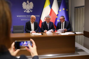 10.10.2025. Kielce. Podpisanie umów w ramach rządowego programu ograniczania przestępczości i aspołecznych zachowań „Razem bezpieczniej” / Fot. Wiktor Taszłow - Radio Kielce