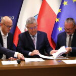 10.10.2025. Kielce. Podpisanie umów w ramach rządowego programu ograniczania przestępczości i aspołecznych zachowań „Razem bezpieczniej” / Fot. Wiktor Taszłow - Radio Kielce