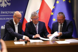 10.10.2025. Kielce. Podpisanie umów w ramach rządowego programu ograniczania przestępczości i aspołecznych zachowań „Razem bezpieczniej” / Fot. Wiktor Taszłow - Radio Kielce