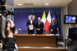 10.10.2025. Kielce. Podpisanie umów w ramach rządowego programu ograniczania przestępczości i aspołecznych zachowań „Razem bezpieczniej” / Fot. Wiktor Taszłow - Radio Kielce