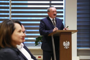 10.10.2025. Kielce. Podpisanie umów w ramach rządowego programu ograniczania przestępczości i aspołecznych zachowań „Razem bezpieczniej” / Fot. Wiktor Taszłow - Radio Kielce