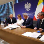 10.10.2025. Kielce. Podpisanie umów w ramach rządowego programu ograniczania przestępczości i aspołecznych zachowań „Razem bezpieczniej” / Fot. Wiktor Taszłow - Radio Kielce