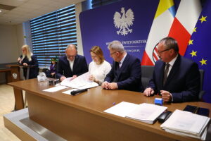 10.10.2025. Kielce. Podpisanie umów w ramach rządowego programu ograniczania przestępczości i aspołecznych zachowań „Razem bezpieczniej” / Fot. Wiktor Taszłow - Radio Kielce