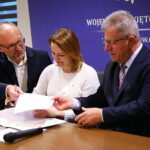 10.10.2025. Kielce. Podpisanie umów w ramach rządowego programu ograniczania przestępczości i aspołecznych zachowań „Razem bezpieczniej” / Fot. Wiktor Taszłow - Radio Kielce