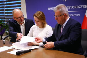 10.10.2025. Kielce. Podpisanie umów w ramach rządowego programu ograniczania przestępczości i aspołecznych zachowań „Razem bezpieczniej” / Fot. Wiktor Taszłow - Radio Kielce