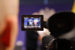 10.10.2025. Kielce. Podpisanie umów w ramach rządowego programu ograniczania przestępczości i aspołecznych zachowań „Razem bezpieczniej” / Fot. Wiktor Taszłow - Radio Kielce