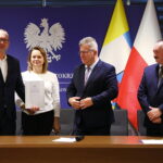 10.10.2025. Kielce. Podpisanie umów w ramach rządowego programu ograniczania przestępczości i aspołecznych zachowań „Razem bezpieczniej” / Fot. Wiktor Taszłow - Radio Kielce