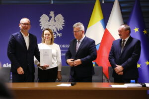 10.10.2025. Kielce. Podpisanie umów w ramach rządowego programu ograniczania przestępczości i aspołecznych zachowań „Razem bezpieczniej” / Fot. Wiktor Taszłow - Radio Kielce