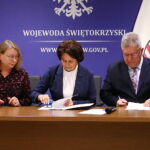 10.10.2025. Kielce. Podpisanie umów w ramach rządowego programu ograniczania przestępczości i aspołecznych zachowań „Razem bezpieczniej” / Fot. Wiktor Taszłow - Radio Kielce