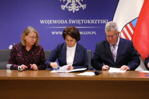 10.10.2025. Kielce. Podpisanie umów w ramach rządowego programu ograniczania przestępczości i aspołecznych zachowań „Razem bezpieczniej” / Fot. Wiktor Taszłow - Radio Kielce