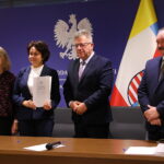 10.10.2025. Kielce. Podpisanie umów w ramach rządowego programu ograniczania przestępczości i aspołecznych zachowań „Razem bezpieczniej” / Fot. Wiktor Taszłow - Radio Kielce