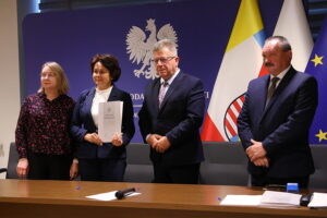 10.10.2025. Kielce. Podpisanie umów w ramach rządowego programu ograniczania przestępczości i aspołecznych zachowań „Razem bezpieczniej” / Fot. Wiktor Taszłow - Radio Kielce
