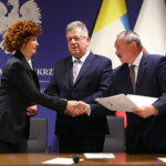 10.10.2025. Kielce. Podpisanie umów w ramach rządowego programu ograniczania przestępczości i aspołecznych zachowań „Razem bezpieczniej” / Fot. Wiktor Taszłow - Radio Kielce