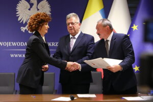 10.10.2025. Kielce. Podpisanie umów w ramach rządowego programu ograniczania przestępczości i aspołecznych zachowań „Razem bezpieczniej” / Fot. Wiktor Taszłow - Radio Kielce