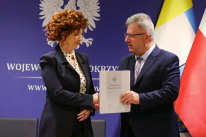 10.10.2025. Kielce. Podpisanie umów w ramach rządowego programu ograniczania przestępczości i aspołecznych zachowań „Razem bezpieczniej” / Fot. Wiktor Taszłow - Radio Kielce