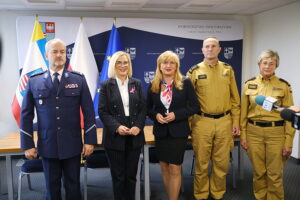 14.10.2025.Podpisanie umów na przekazanie pieniędzy na zakup dronów dla straży pożarnej i policji / Fot. Wiktor Taszłow - Radio Kielce