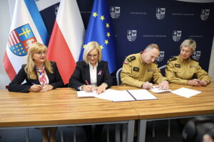 14.10.2025.Podpisanie umów na przekazanie pieniędzy na zakup dronów dla straży pożarnej i policji / Fot. Wiktor Taszłow - Radio Kielce