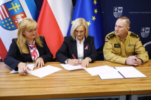 14.10.2025.Podpisanie umów na przekazanie pieniędzy na zakup dronów dla straży pożarnej i policji / Fot. Wiktor Taszłow - Radio Kielce