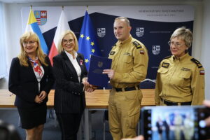 14.10.2025.Podpisanie umów na przekazanie pieniędzy na zakup dronów dla straży pożarnej i policji / Fot. Wiktor Taszłow - Radio Kielce