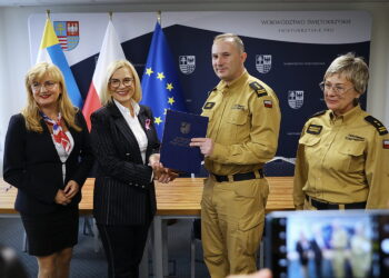 14.10.2025.Podpisanie umów na przekazanie pieniędzy na zakup dronów dla straży pożarnej i policji / Fot. Wiktor Taszłow - Radio Kielce