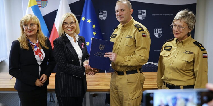 14.10.2025.Podpisanie umów na przekazanie pieniędzy na zakup dronów dla straży pożarnej i policji / Fot. Wiktor Taszłow - Radio Kielce