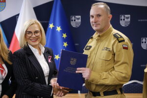 14.10.2025.Podpisanie umów na przekazanie pieniędzy na zakup dronów dla straży pożarnej i policji / Fot. Wiktor Taszłow - Radio Kielce