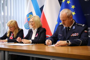 14.10.2025.Podpisanie umów na przekazanie pieniędzy na zakup dronów dla straży pożarnej i policji / Fot. Wiktor Taszłow - Radio Kielce