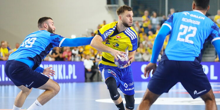 19.10.2025. Kielce. Mecz Industria Kielce - Orlen Wisła Płock / Fot. Wiktor Taszłow - Radio Kielce