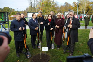 21.10.2025. Zagnańsk. Akcja "Tysiąc dębów na Tysiąclecie" / Fot. Wiktor Taszłow - Radio Kielce