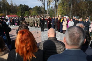21.10.2025. Zagnańsk. Akcja "Tysiąc dębów na Tysiąclecie" / Fot. Wiktor Taszłow - Radio Kielce
