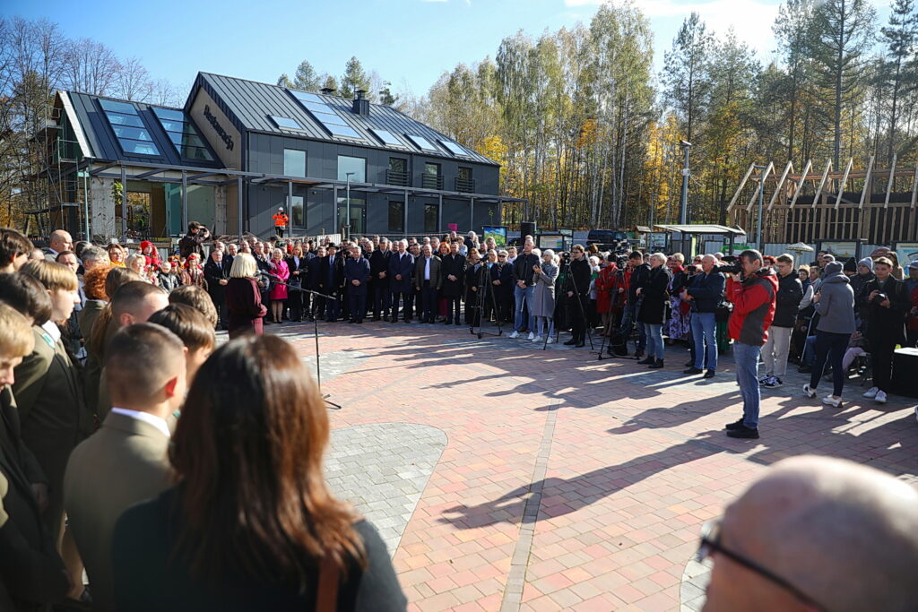 „Bartusie” pojechały w Polskę. Tysiąc dębów dla przyszłych pokoleń - Radio Kielce 21.10.2025. Zagnańsk. Akcja "Tysiąc dębów na Tysiąclecie" / Fot. Wiktor Taszłow - Radio Kielce