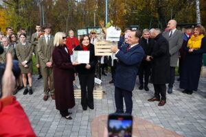 21.10.2025. Zagnańsk. Akcja "Tysiąc dębów na Tysiąclecie" / Fot. Wiktor Taszłow - Radio Kielce