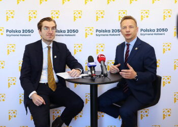 23.10.2025. Kielce. Śniadanie prasowe. Na zdjęciu (od lewej): Jan Szyszko - wiceminister Funduszy i Polityki Regionalnej, poseł Polski 2050 Rafał Kasprzyk / Fot. Wiktor Taszłow - Radio Kielce