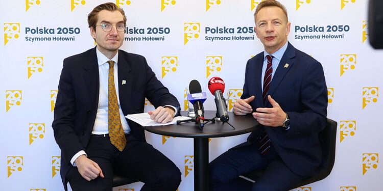 23.10.2025. Kielce. Śniadanie prasowe. Na zdjęciu (od lewej): Jan Szyszko - wiceminister Funduszy i Polityki Regionalnej, poseł Polski 2050 Rafał Kasprzyk / Fot. Wiktor Taszłow - Radio Kielce