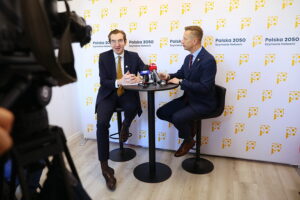23.10.2025. Kielce. Śniadanie prasowe. Na zdjęciu (od lewej): Jan Szyszko - wiceminister Funduszy i Polityki Regionalnej, poseł Polski 2050 Rafał Kasprzyk / Fot. Wiktor Taszłow - Radio Kielce