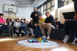 23.10.2025. Kielce. Zespół Szkół Informatycznych. Zawody sumo robotów / Fot. Wiktor Taszłow - Radio Kielce