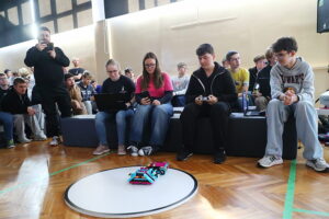 23.10.2025. Kielce. Zespół Szkół Informatycznych. Zawody sumo robotów / Fot. Wiktor Taszłow - Radio Kielce