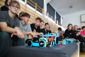 23.10.2025. Kielce. Zespół Szkół Informatycznych. Zawody sumo robotów / Fot. Wiktor Taszłow - Radio Kielce