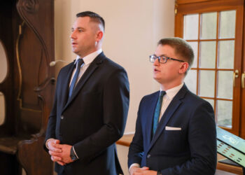 Dwaj studenci na pierwszym roku