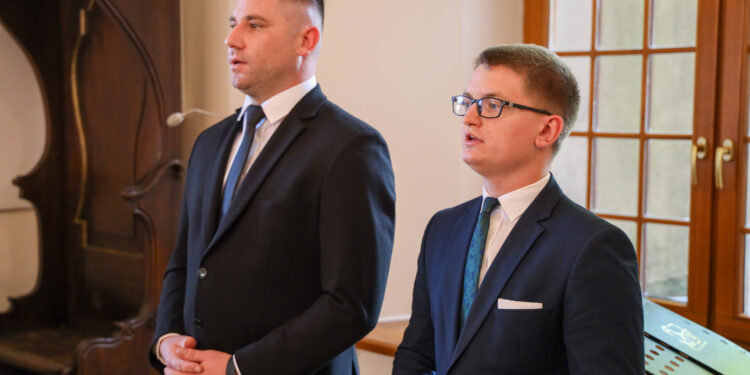 Dwaj studenci na pierwszym roku