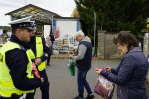 30.10.2025. Akcja rozdawania odblasków / Fot. Aleksandra Kwaśniewska - Radio Kielce