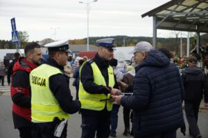 30.10.2025. Akcja rozdawania odblasków / Fot. Aleksandra Kwaśniewska - Radio Kielce