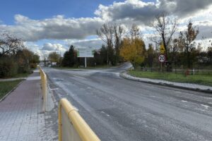 Ważna droga w Nowinach doczeka się przebudowy? - Radio Kielce 30.10.2025. Nowiny. Fragment ul. Chorzowskiej, który ma być modernizowany / Fot. Marcin Marszałek - Radio Kielce