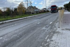 Ważna droga w Nowinach doczeka się przebudowy? - Radio Kielce 30.10.2025. Nowiny. Fragment ul. Chorzowskiej, który ma być modernizowany / Fot. Marcin Marszałek - Radio Kielce