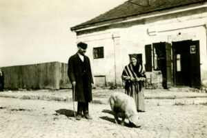 Historia kieleckich ulic. Warszawska - Radio Kielce Kielce. Ulica Warszawska. 1934 rok. Dróżniczówka na rogu ulic Warszawskiej i Polnej / źródło: fotopolska.eu