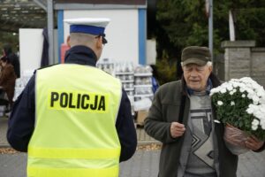 30.10.2025. Akcja rozdawania odblasków / Fot. Aleksandra Kwaśniewska - Radio Kielce