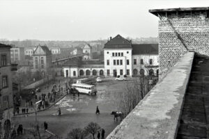 Historia kieleckich ulic. Plac Niepodległości - Radio Kielce Kielce. Lata 1960-1965. Dworzec kolejowy / źródło: fotopolska.eu